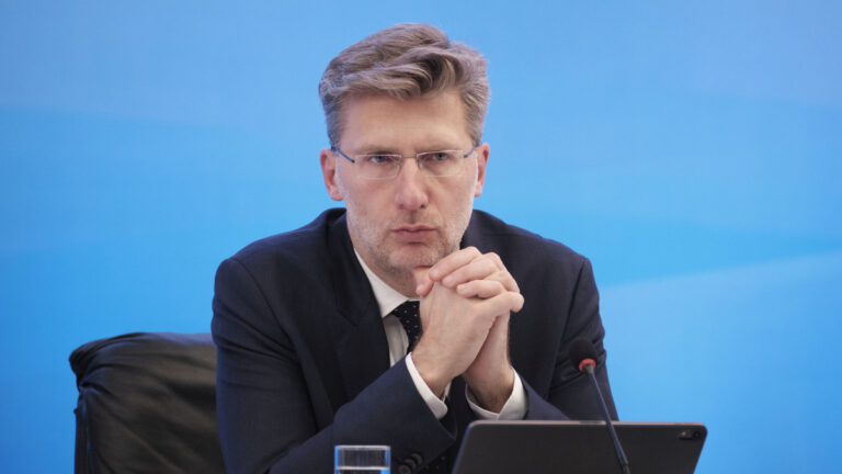 Σκέρτσος: «Lockdown μόνο για ανεμβολίαστους και καμιά οικονομική στήριξη»