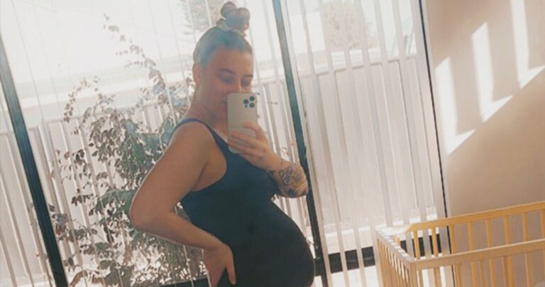 Έγκυος κομμώτρια αποφάσισε να μην κουρεύει πελάτες εμβολιασμένους για κορονοϊό