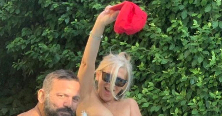 Η Έφη Σαρρή γuμνή σε πισίνα – «Είμαστε όλοι εμβολιασμένοι, φαίνεται;»