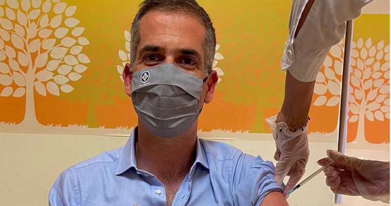 Εμβολιάστηκε ο Μπακογιάννης με το καπάκι… στο χέρι