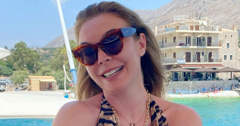 Τατιάνα Στεφανίδου: Ποζάρει πάλι πάνω σε σκάφος με ολόσωμο τιγρέ μαγιό