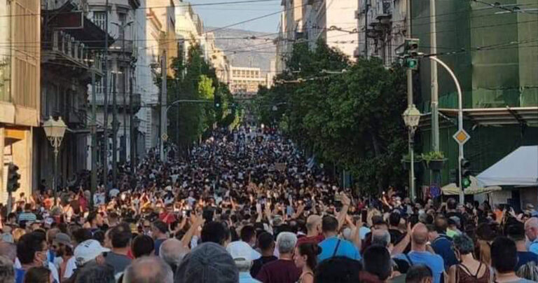 Ελλάδα: Τεράστια συμμετοχή στις συγκεντρώσεις κατά του υποχρεωτικού εμβολιασμού και των διχαστικών μέτρων