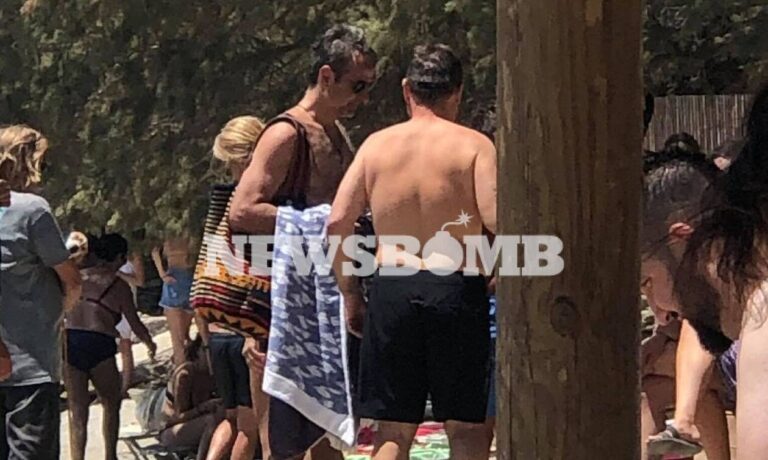 Κυριάκος Μητσοτάκης και Μαρέβα στην παραλία Καλύβια της Τήνου