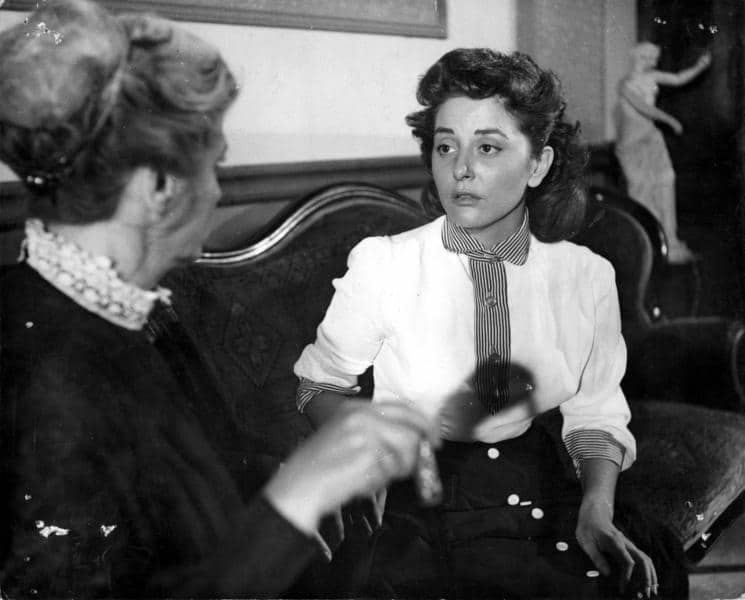 to parastratima mias athoas