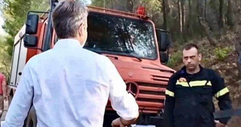 Το βλέμμα πυροσβέστη προς τον Κυριάκο Μητσοτάκη που τα λέει όλα