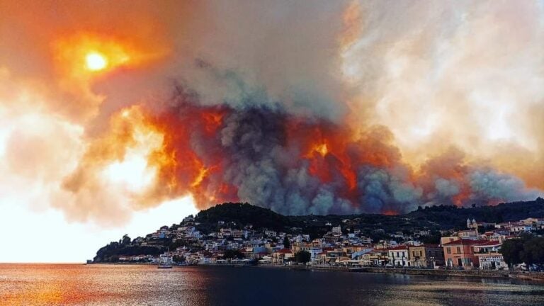 Σοκαριστική φωτογραφία από την πυρκαγιά στην λίμνη Εύβοιας