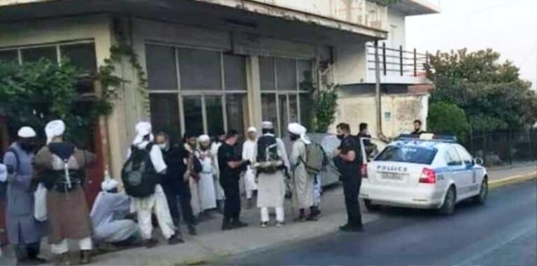 Καλαμάτα: Μουσουλμάνοι με παραδοσιακές φορεσιές στο τμήμα!