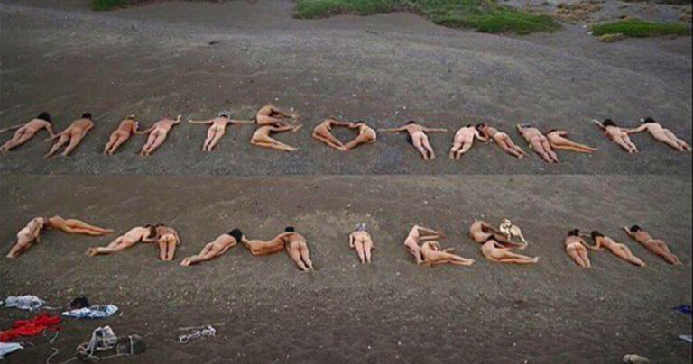 Γδύθηκαν και σχηματίσαν τις λέξεις «Μητσοτάκη Γ@μιέσαι» σε παραλία