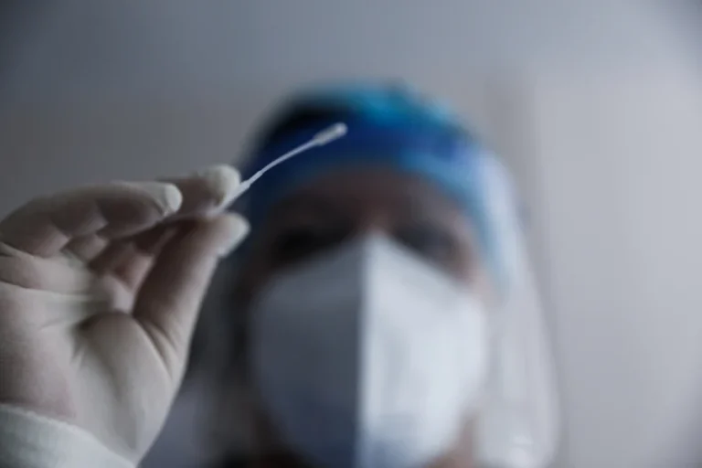 Αντιδρούν τα διαγνωστικά εργαστήρια για τα 10 ευρώ του rapid test: «Ανέφικτο»