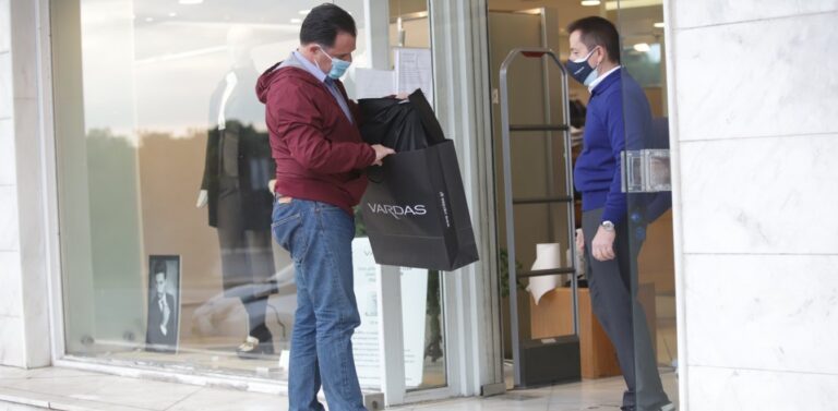 Σενάρια επαναφοράς του click away στο λιανεμπόριο για τους ανεμβολίαστους, τι αλλάζει από Σεπτέμβρη 