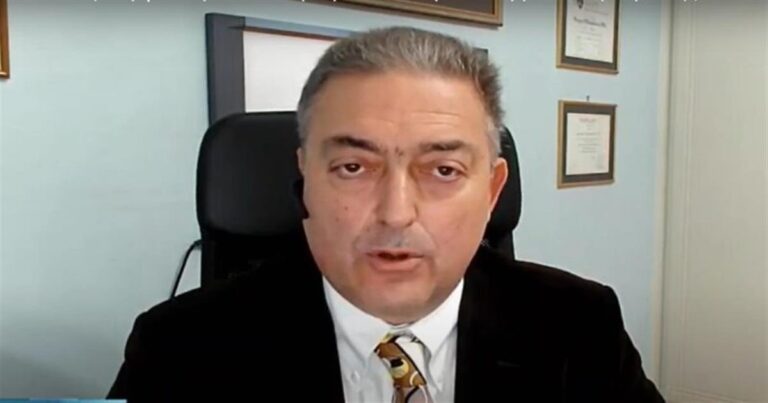 Βασιλακόπουλος:  «Όλοι αυτοί που με βρίζουν είναι αγράμματοι και ανορθόγραφοι»