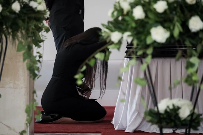 Κηδεία Τσοχατζόπουλου: Γονατιστή στο φέρετρο η Βίκυ Σταμάτη - Λίγοι συγγενείς και φίλοι στο τελευταίο αντίο [εικόνες]