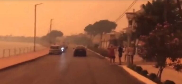 Γυναίκα φωνάζει «ένα αεροπλάνο, καιγόμαστε» & αστυνομικός ειρωνεύεται «θα το κάνουμε παραγγελία»