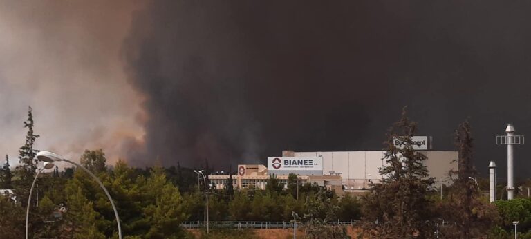 Μπήκε η φωτιά στην πλατεία Βαρυμπόμπης. Καίγονται σπίτια. Εκκενώθηκαν οι Αδάμες. Νέο μήνυμα στο 112 για Ν. Ερυθραία