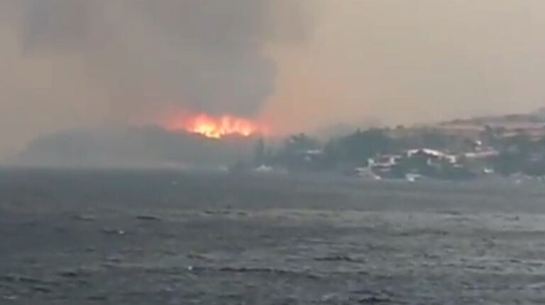 Μεγάλη φωτιά στην Κάρυστο: Εκκενώνεται το Μαρμάρι – Μήνυμα του 112