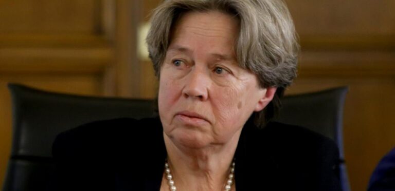 Αθηνά Λινού: «Η μάσκα πρέπει να επιστρέψει και σε εξωτερικούς χώρους για όλους»