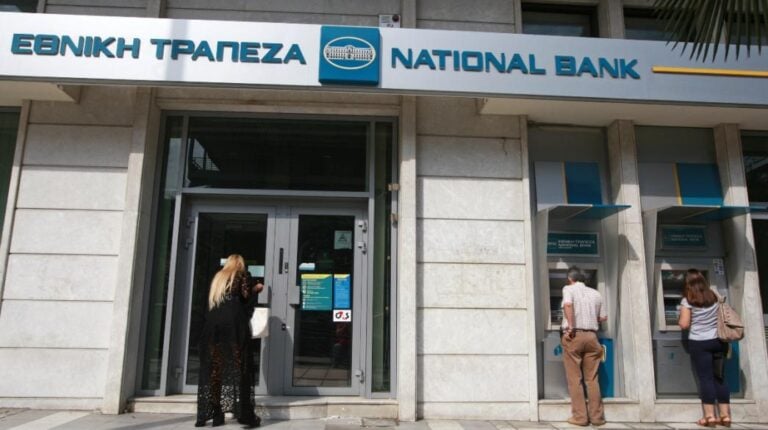 Οργή πελατών της Εθνικής -Προβλήματα με τις κάρτες: «Αίσχος», «Χάλια εξυπηρέτηση», «Έλεος»
