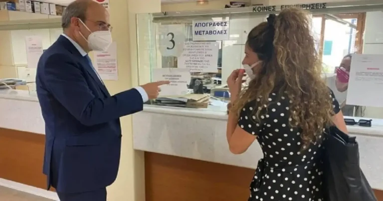 Ο Χατζηδάκης πήγε στον ΕΦΚΑ και δεν τον αναγνώρισαν: «Κοιτάξτε με καλά, είμαι ο υπουργός»