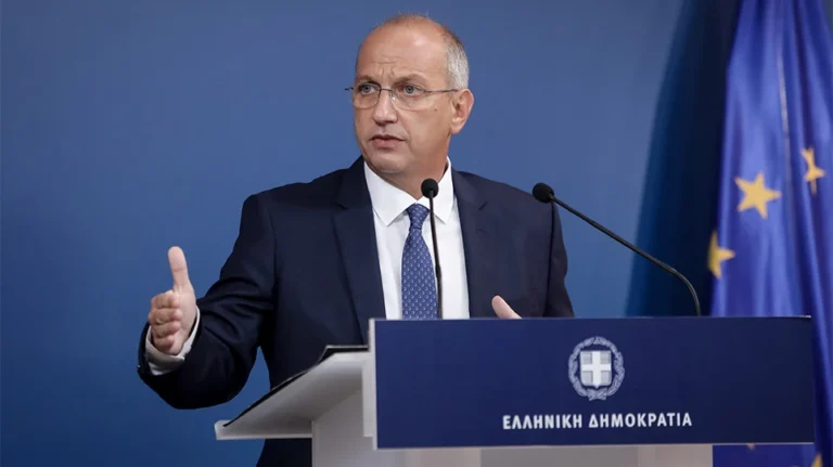 Οικονόμου: «Την Τρίτη ανακοινώνονται νέα μέτρα και περιορισμοί για τους ανεμβολίαστους»