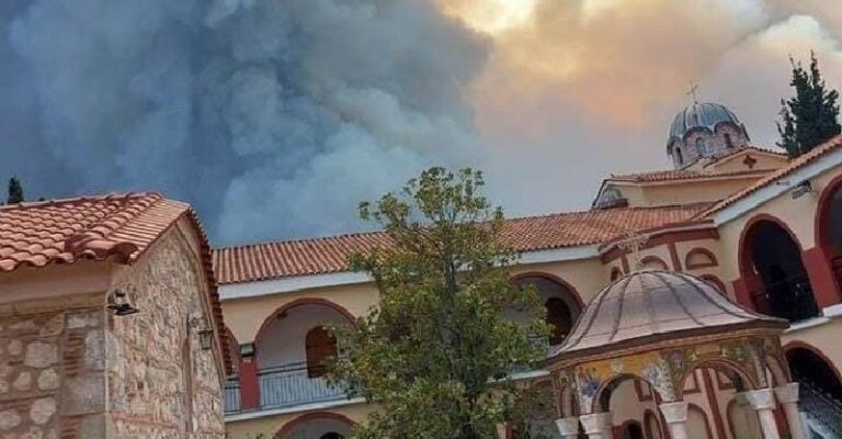 Η φωτιά κύκλωσε αλλά δεν «άγγιξε» το μοναστήρι του Οσίου Δαυίδ