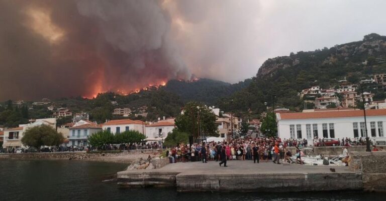 Η Λίμνη καίγεται και οι κάτοικοι φεύγουν με οχηματαγωγά