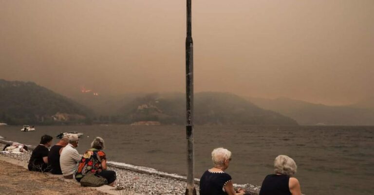 Κραυγή αγωνίας από την Ιστιαία: «Καιγόμαστε, μας έχουν αφήσει στο έλεος του θεού να καούμε, κάντε κάτι»