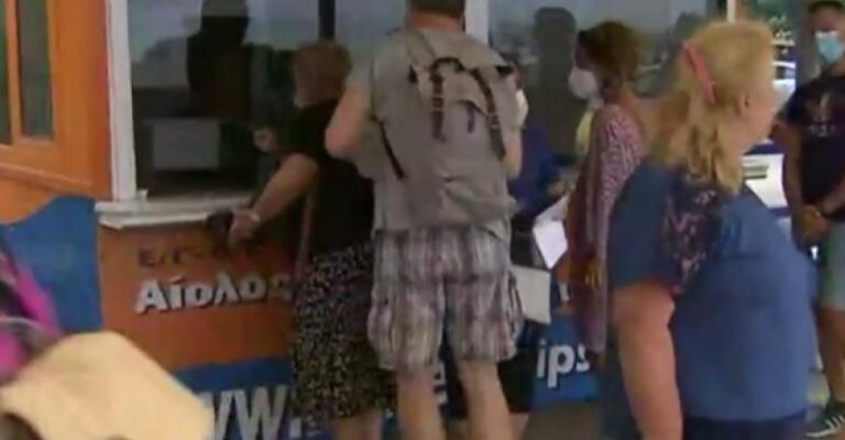 Πλήρωναν εισιτήριο για να εγκαταλείψουν τη φλεγόμενη Εύβοια