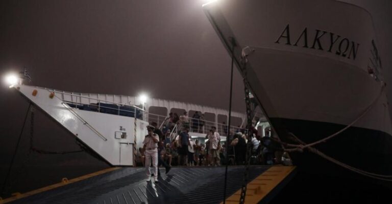 Εύβοια: Καταγγελίες ότι ζήτησαν χρήματα από πυρόπληκτους στο λιμάνι της Αιδηψού