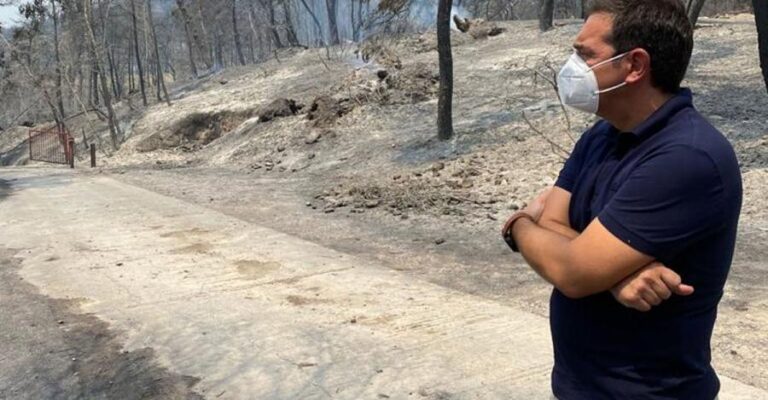 Πρόταση για την αποκατάσταση στα καμένα ετοιμάζει ο Τσίπρας – Σκέψεις για συνέντευξη Τύπου