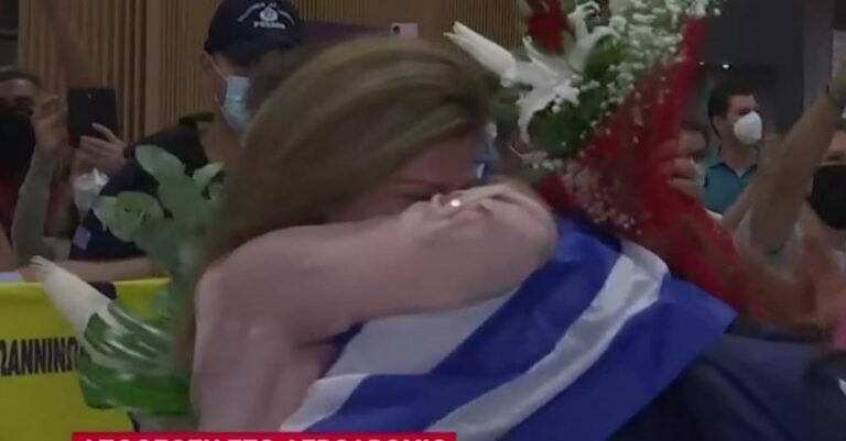 Στέφανος Ντούσκος: Η θερμή αγκαλιά από τη μητέρα του και τον Ναυτικό Όμιλο Ιωαννίνων – «Αφιερώνω αυτό το μετάλλιο σε όλους τους Έλληνες»