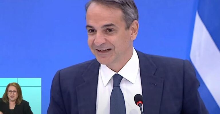 Σάλος στο Twitter για τον… χαμογελαστό πρωθυπουργό κατά τη συνέντευξη Τύπου για τις καταστροφικές πυρκαγιές