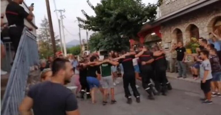Αποχαιρετισμός Γάλλων πυροσβεστών με συρτάκι στο Καλλιάνι Αρκαδίας