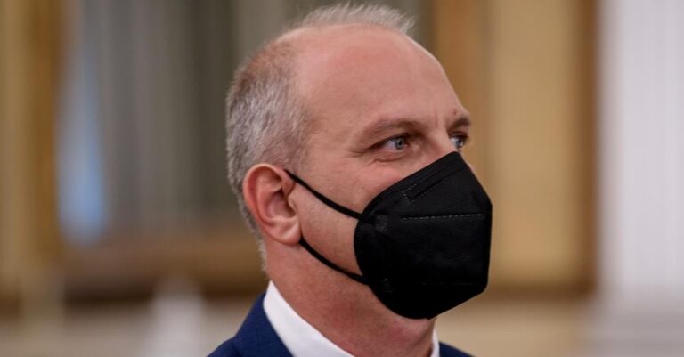 Σβήνει σχόλιά του στο twitter ο νέος κυβερνητικός εκπρόσωπος;