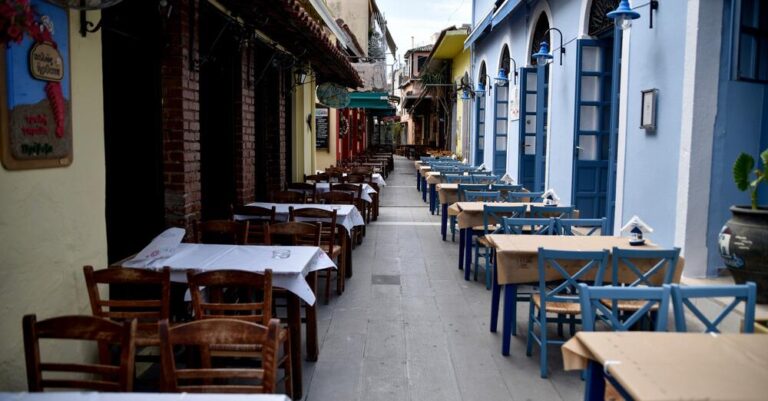 «Πόρτα» στους ανεμβολίαστους σε καφέ, μπαρ, εστιατόρια – Τι θα ισχύσει από Σεπτέμβρη