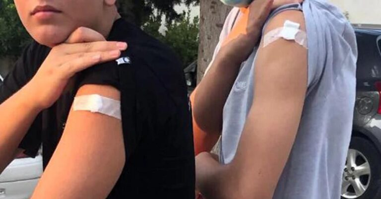 Το μήνυμα δύο εφήβων που εμβολιάστηκαν – «Είμαστε εμείς ώριμοι και όχι αυτοί που θα έπρεπε»