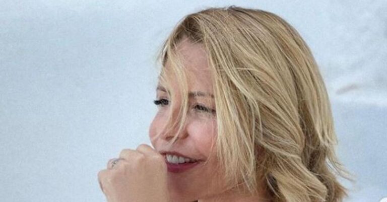 Η Τζένη Μπαλατσινού περπατά ξυπόλητη στην παραλία – Η ρομαντική ανάρτηση για τα καλοκαίρια