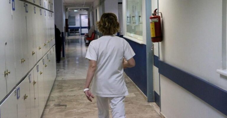 Κορονοϊός: Δηλώνουν θετικοί για να μην εμβολιαστούν – Η… πατέντα των ανεμβολίαστων υγειονομικών