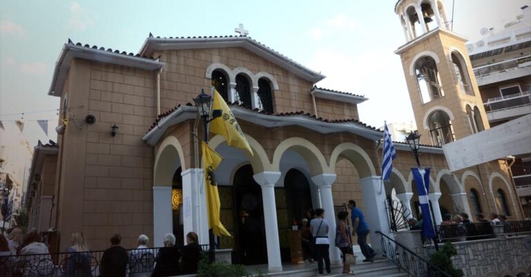 Υποχρεωτικότητα εμβολιασμών: Ποιοι θα πάρουν σειρά – Ξεκίνησαν οι εμβολιασμοί έξω από εκκλησίες