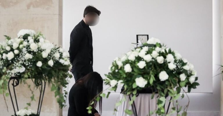 Κηδεία Τσοχατζόπουλου: Γονατιστή στο φέρετρο η Βίκυ Σταμάτη – Λίγοι συγγενείς και φίλοι στο τελευταίο αντίο