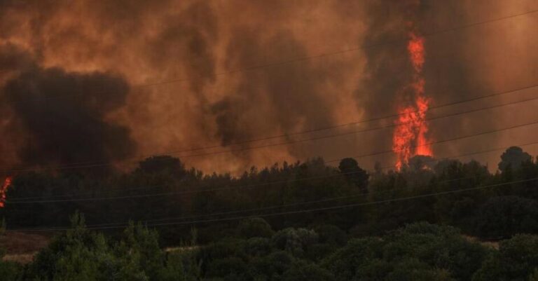 Δήμαρχος Αχαρνών: «Κάτοικοι τρέχουν πανικόβλητοι στο δρόμο- Θα καεί όλη η Βαρυμπόμπη»