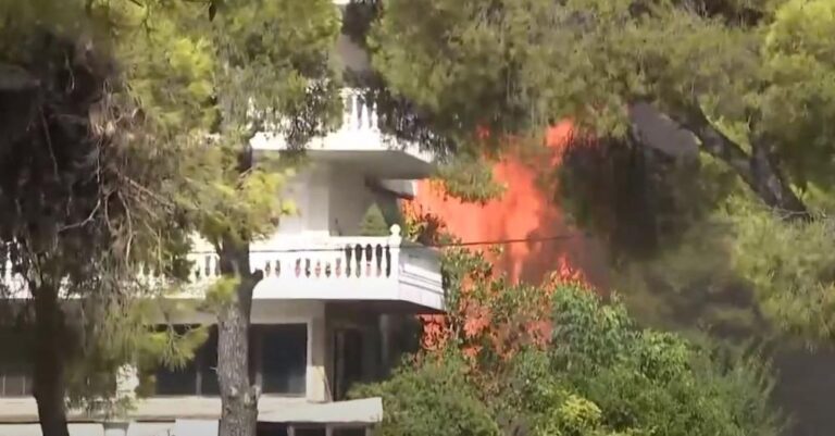 Δράμα! Καίγονται σπίτια στην πλατεία της Βαρυμπόμπης και στις Αδάμες – Εκκενώνονται οι Θρακομακεδόνες