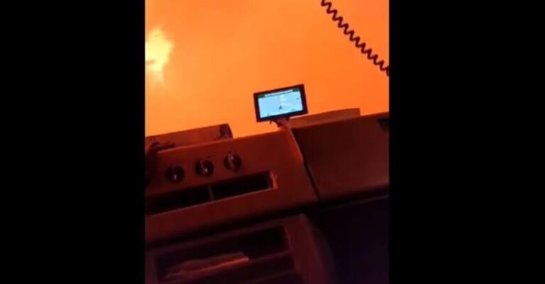 Φωτιά στη Βαρυμπόμπη: Πυροσβεστικό περνά μέσα από τις φλόγες – «Πάμε! Θα μας κλείσει!»