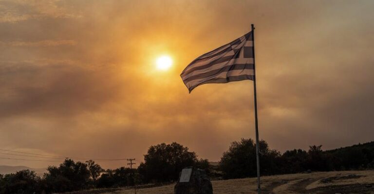 Εύβοια: Περικυκλωμένο από φλόγες το Μοναστήρι του Οσίου Δαυίδ – Δεν φεύγουν οι μοναχοί