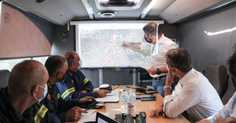 Αυτοψία Μητσοτάκη στη Βαρυμπόμπη – «Οι κρίσιμες υποδομές μας άντεξαν»