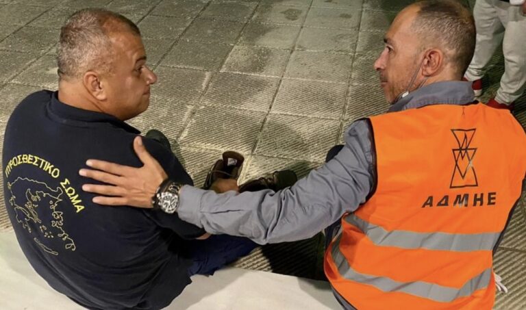 Ανθρωπιά: Υπάλληλος του ΑΔΜΗΕ έδωσε τα παπούτσια του σε πυροσβέστη