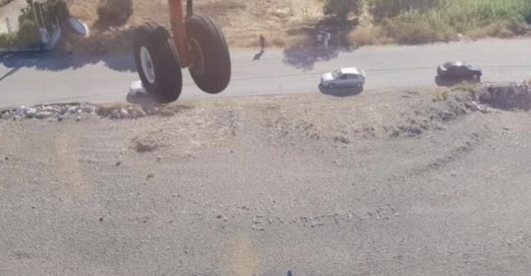 Εύβοια: Έγραψαν «ευχαριστούμε» στην παραλία ενώ το ελικόπτερο γλίτωνε τα σπίτια από τη φωτιά