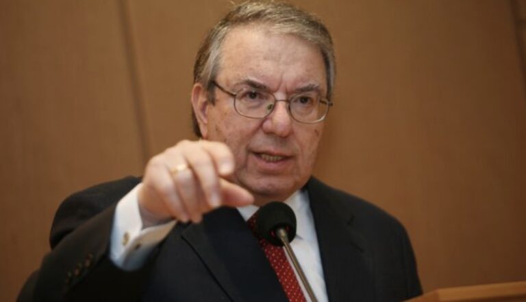Μπαμπινιώτης: «Γιατί πρέπει να προβάλλονται εικόνες από τη διαδικασία εμβολιασμού;»