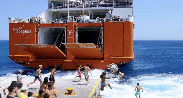 Σίκινος: Αποχαιρέτισαν τους τουρίστες κάνοντας βουτιές στο λιμάνι