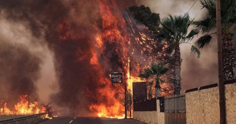 Φωτιά στη Βαρυμπόμπη: Καίγονται σπίτια – Εκκενώθηκαν περιοχές