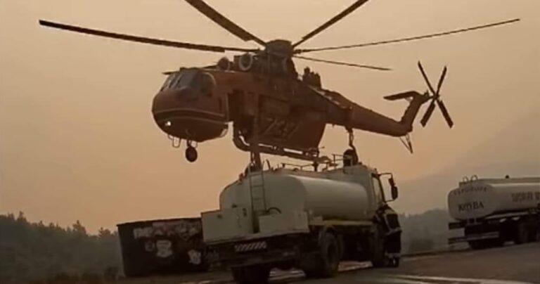 Φωτιά στα Βίλια: Έτσι εφοδιάζεται ελικόπτερο από υδροφόρα – Δείτε το εντυπωσιακό βίντεο
